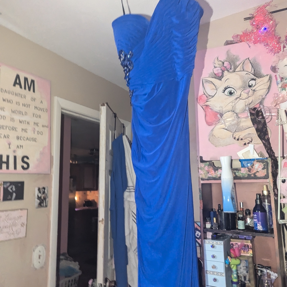 Royal blue stunning evening wear great for prom or special wvent